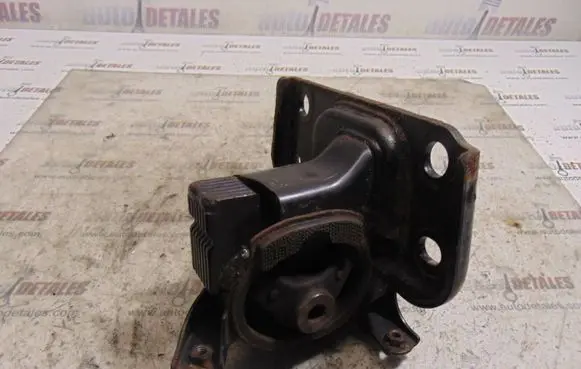 Toyota Avensis T270 Engine mount bracket