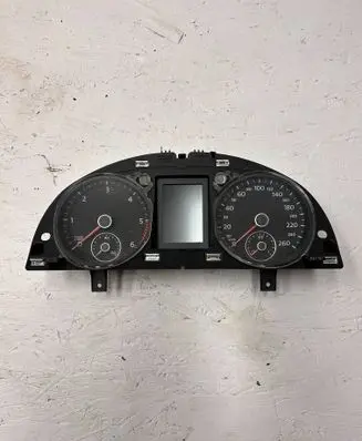 Volkswagen PASSAT B7 Speedometer (instrument cluster) 3AA920870J
