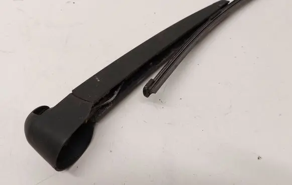 Rear wiper blade arm