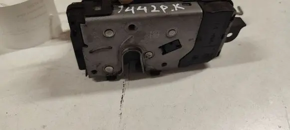 Opel Zafira B Front door lock 13210748