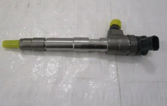 Nissan Bluebird Fuel injectors set 8201636333 0445110800