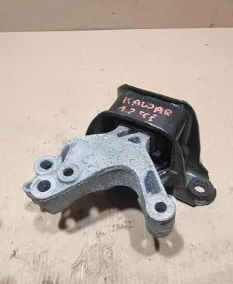 Engine mount vacuum valve