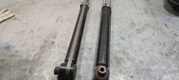 Volkswagen PASSAT B5 Rear shock absorber/damper M0343281