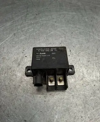 Mercedes-Benz E W210 Charging relay A0025423819 V23132A2001X1