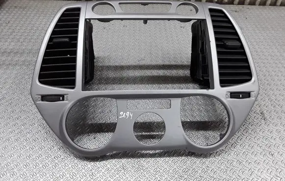 Hyundai i20 (PB PBT) Dash center air vent grill