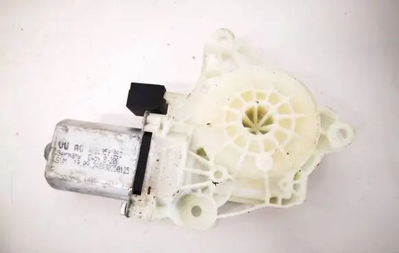 Audi Q4 e-tron Rear door window regulator motor 4K0959882