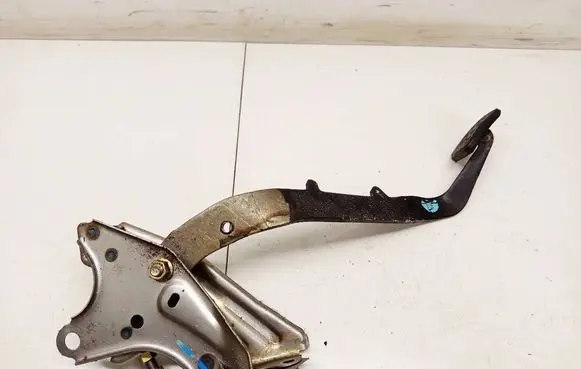 Toyota Avensis T250 Clutch pedal 