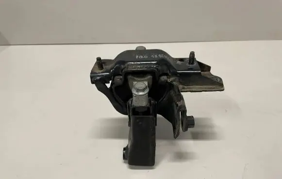 Volkswagen Polo V 6R Engine mount bracket 6Q0199555