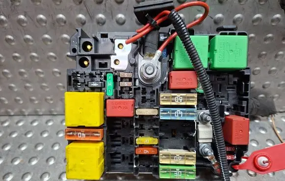 Peugeot 2008 II Fuse module S26312514 9804848480