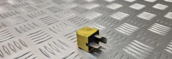 Opel Zafira B Other relay 90226046 4RA00779306