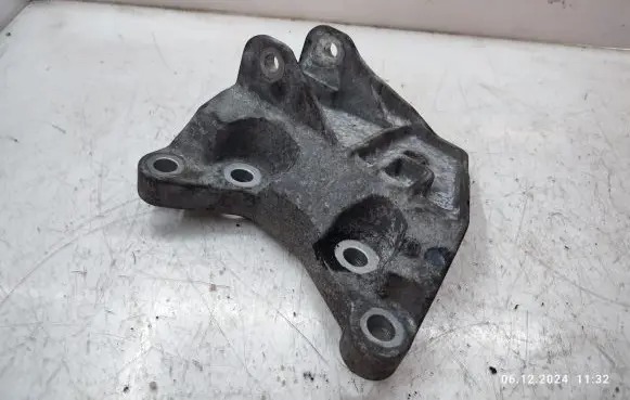Engine mounting bracket