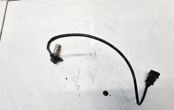 Audi A4 S4 B5 8D Crankshaft position sensor 028907319B