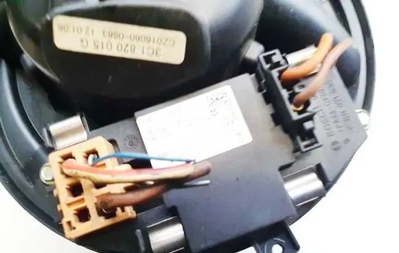 Volkswagen PASSAT B6 Heater blower motor/fan resistor 3C0907521F
