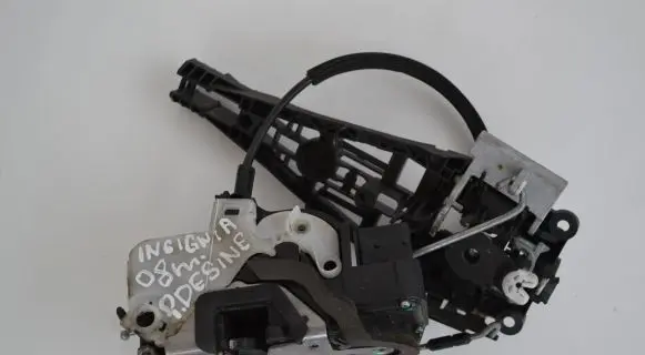 Opel Insignia A Front door lock 135782733023785