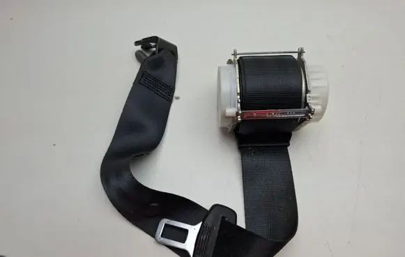 Volkswagen PASSAT B7 Rear seatbelt 3C9857806J