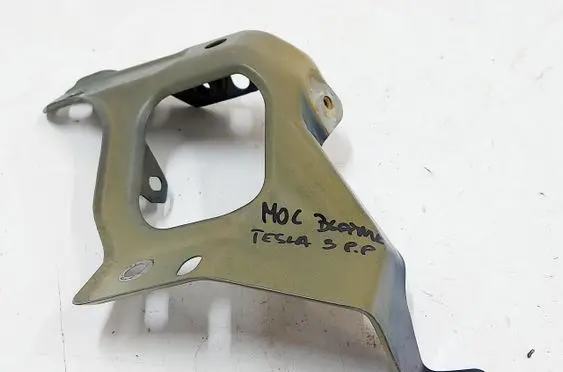 Tesla Model 3 Fender mounting bracket 1086016-00-D
