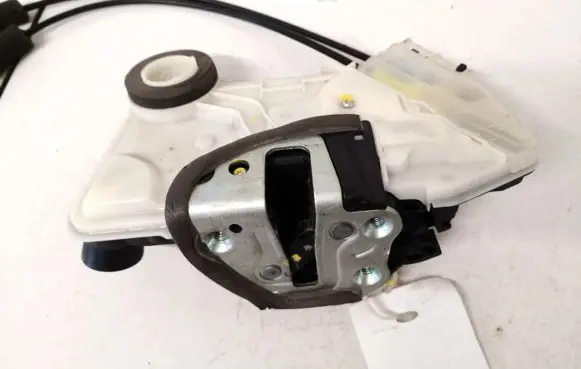 Peugeot 108 Front door lock