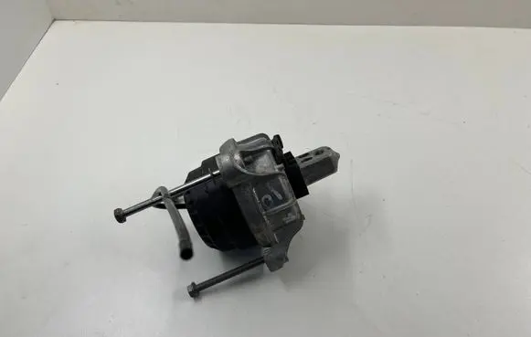 BMW 5 F10 F11 Engine mount bracket 6868302