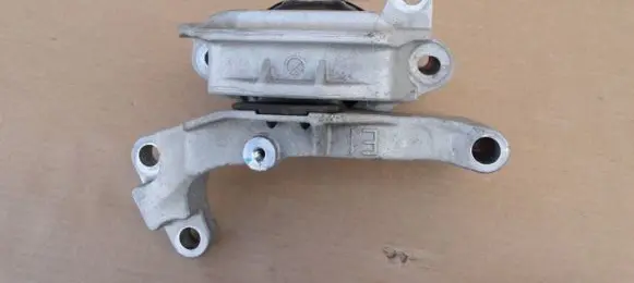 Nissan X-Trail T33 Engine mounting bracket