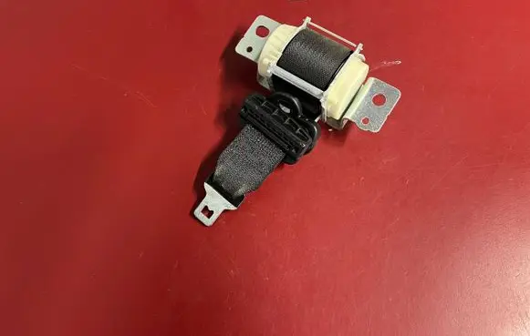 Chrysler Town u0026 Country V Middle seatbelt (rear) P0ZV84DX9AB