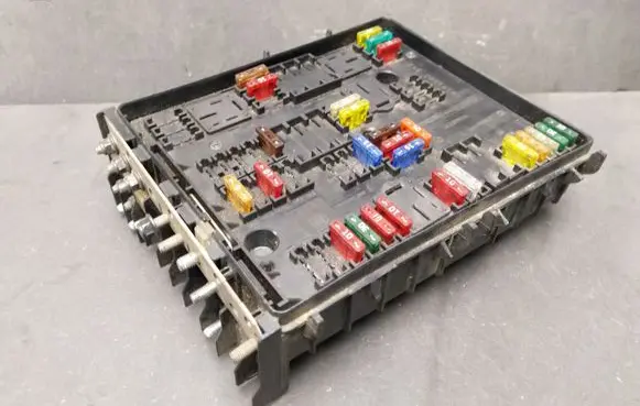 Volkswagen Golf V Fuse module 1K0937124H