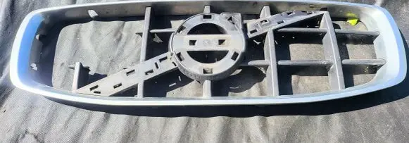 Volvo XC70 Front bumper upper radiator grill 31283902