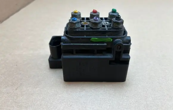Porsche Cayenne (9PA) Air suspension valve block 15152400082