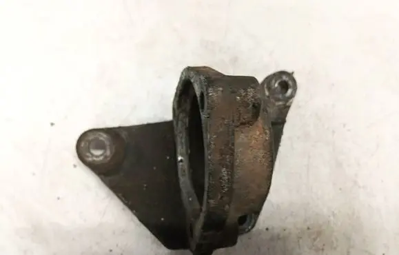 Engine mounting bracket