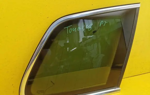Volkswagen Touareg II Rear side window 7P6845298