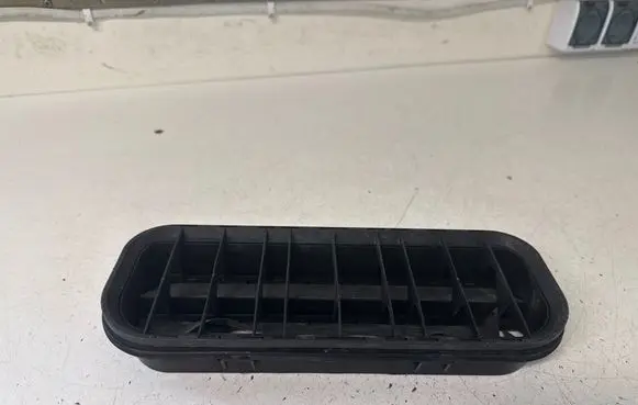 Volkswagen Multivan T5 Quarter panel pressure vent 7H0819181