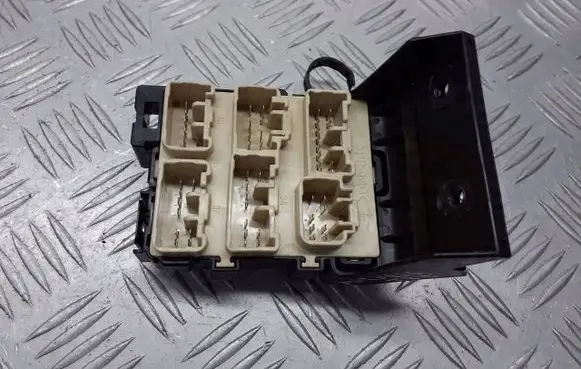 Toyota Avensis T250 Fuse box cover 82734-05030