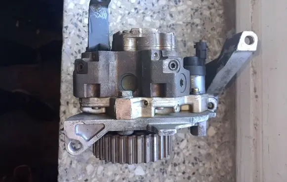 Peugeot 206 CC Fuel injection high pressure pump