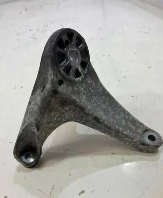 Volkswagen Touareg III Engine mounting bracket