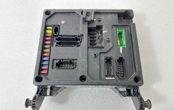 Ford Galaxy Fuse module 7M3962258AD S120042300A