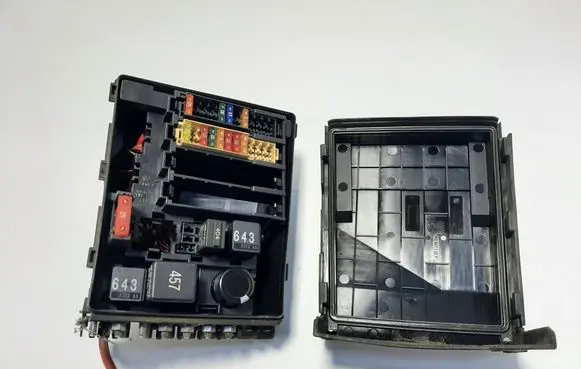 Audi TT TTS Mk2 Fuse module 8J0937503 1K0937132F