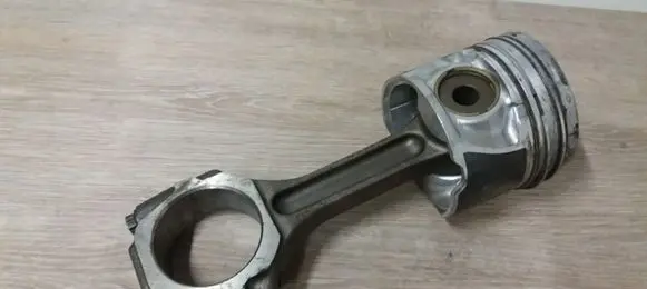 Hyundai Santa Fe Piston with connecting rod