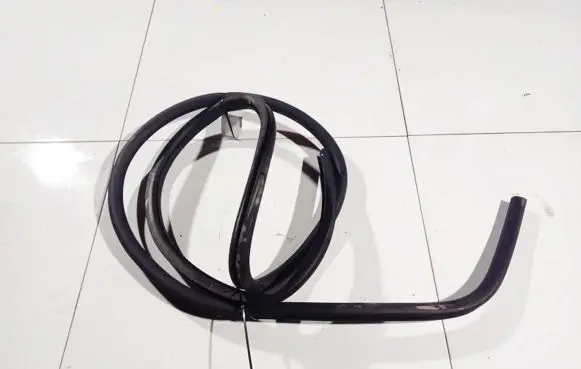 Volkswagen Golf V Rubber seal front coupe door 