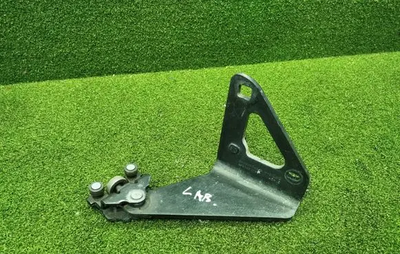 Opel Vivaro Sliding door lower roller guide/hinge 745965439R 93451798