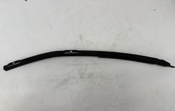 Volkswagen PASSAT B6 Rear door windshield rail 3C9839066A