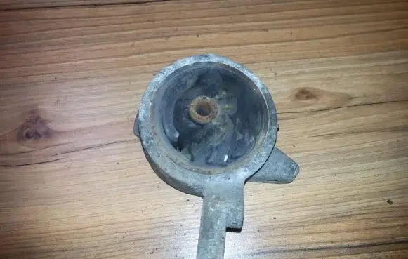Nissan Sunny Engine mount bracket