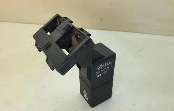 Volkswagen Touran I Glow plug pre-heat relay 038907281D 050921