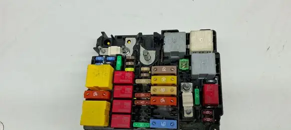 Peugeot 5008 II Fuse module 9804846880