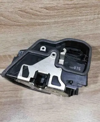 BMW X3 E83 Rear door lock 7167075