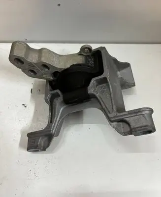 Mazda 3 III Engine mount bracket DB1N39060