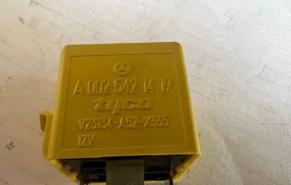 Mercedes-Benz A W169 Other relay A0025421419 V23134A52X335