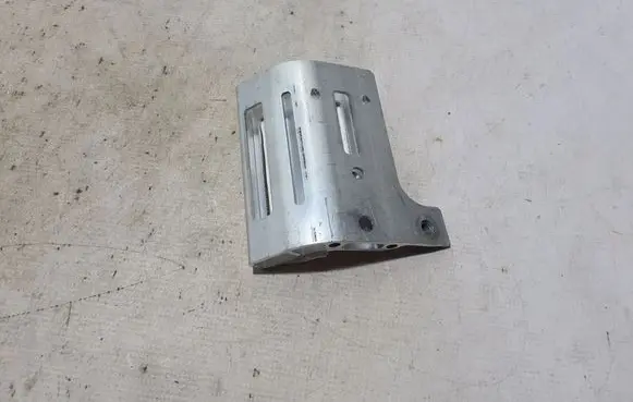 Headlight/headlamp mounting bracket