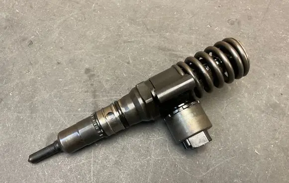 Volkswagen Golf V Fuel injector 03G130073B 0414720403