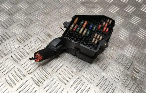 Audi A6 S6 C6 4F Fuse module 0751424671