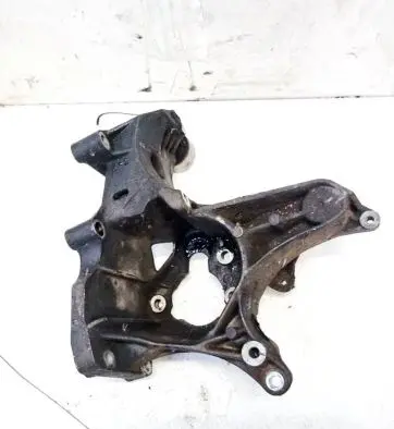 Volvo S40, V40 Engine mounting bracket
