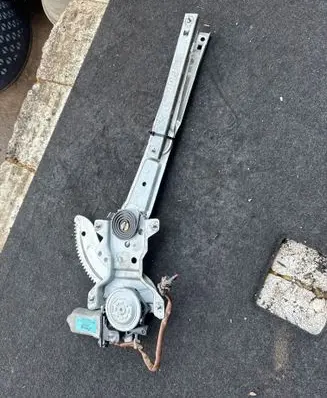 KIA Carens I Front door window regulator with motor XH004PO